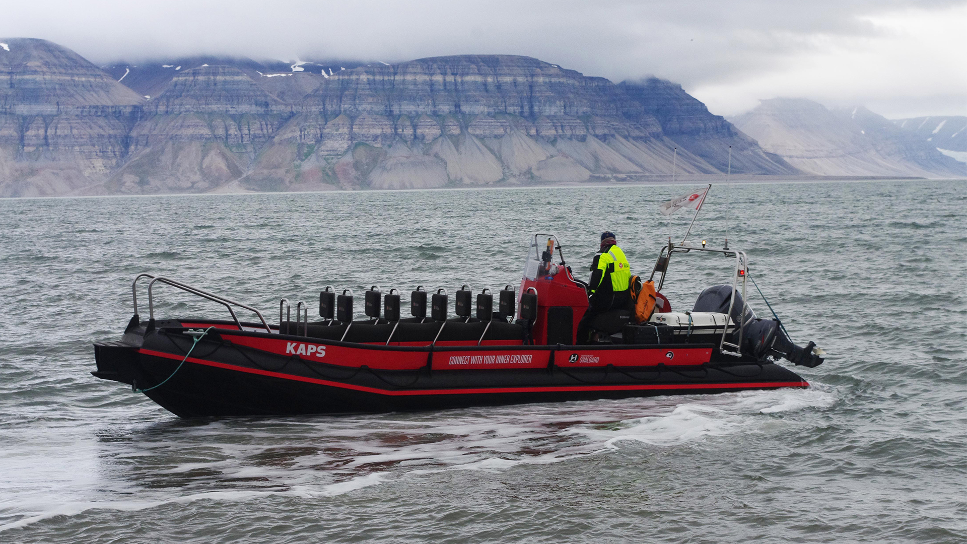 Picture of peopel in a boat